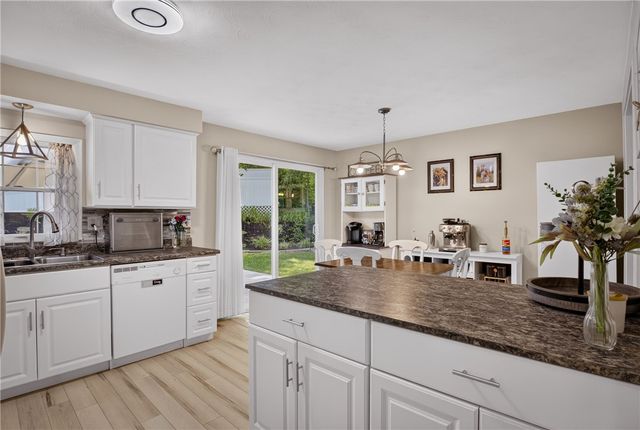 127 Alpine Village Dr, Monroeville, PA 15146