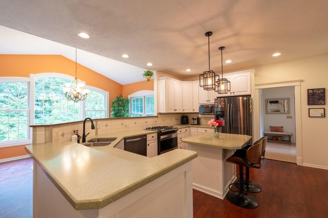 1621 Falcon Crest Drive NE, Grand Rapids, MI 49525