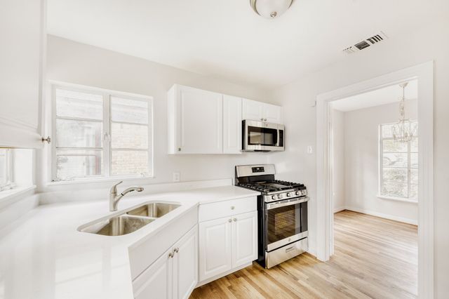 6918 Vivian Avenue, Dallas, TX 75223