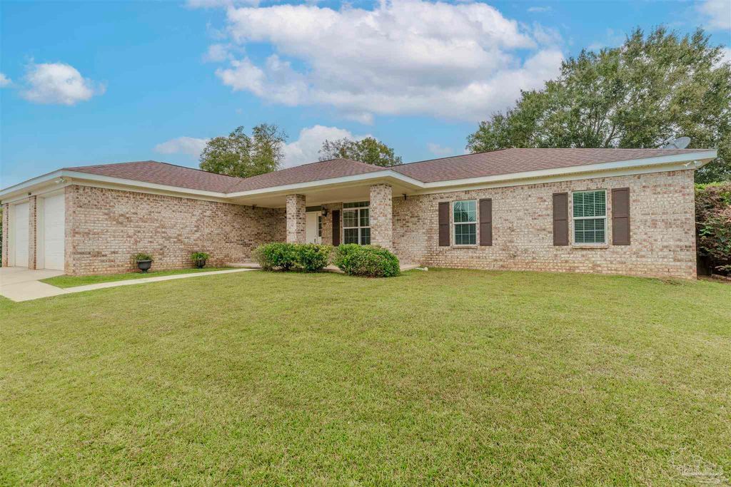 1560 Twin Pines Cir, Cantonment, FL 32533