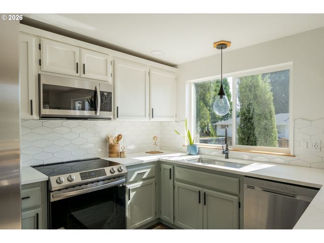 4360 Sw PLUMERIA Way, Beaverton, OR 97078