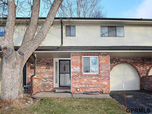 832 N 122 Court, Omaha, NE 68154