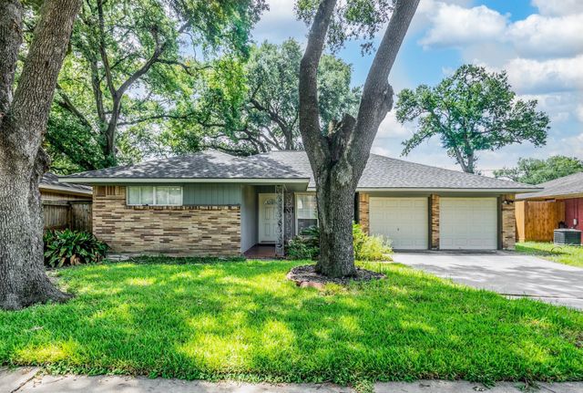 4915 Hialeah Drive, Houston, TX 77092
