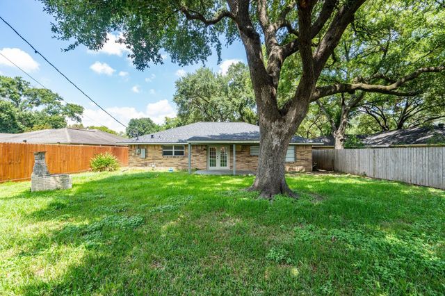 4915 Hialeah Drive, Houston, TX 77092