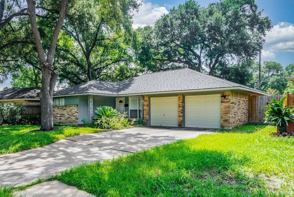 4915 Hialeah Drive, Houston, TX 77092