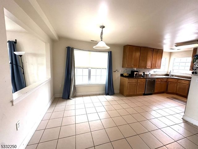 178 Front St, Elizabeth City, NJ 07206