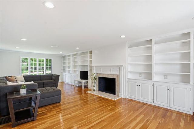 60 Fox Run, East Greenwich, RI 02818