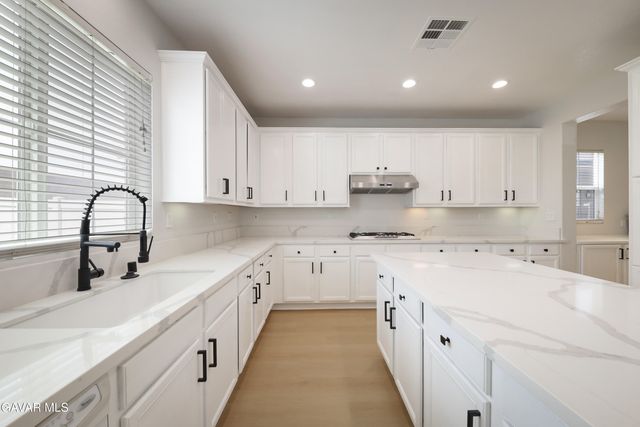 5702 Segovia Way, Bakersfield, CA 93306