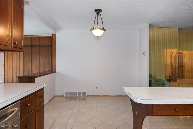6484 State Road D6, Parma, OH 44134
