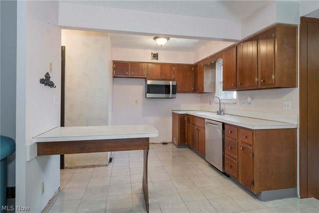 6484 State Road D6, Parma, OH 44134