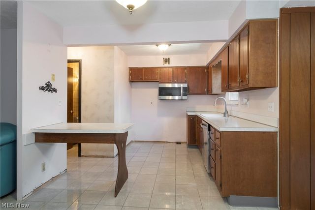 6484 State Road D6, Parma, OH 44134