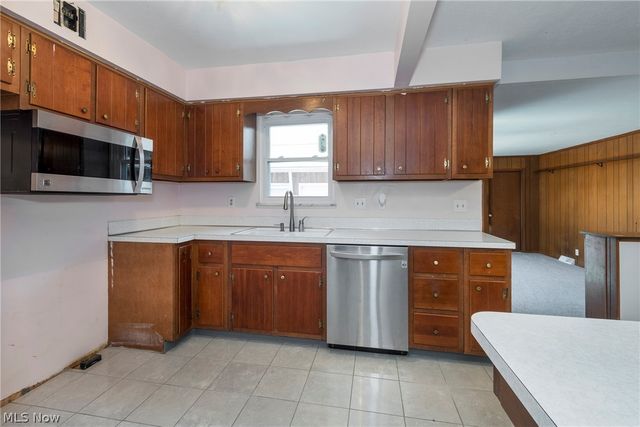 6484 State Road D6, Parma, OH 44134