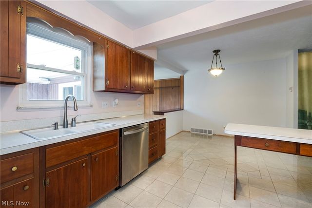 6484 State Road D6, Parma, OH 44134