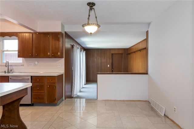 6484 State Road D6, Parma, OH 44134