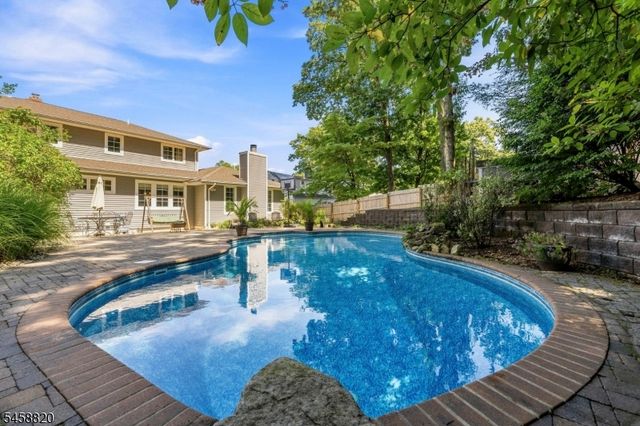 172 Rafkind Rd, Bloomingdale Boro, NJ 07403