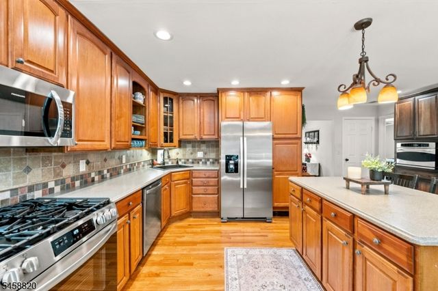 172 Rafkind Rd, Bloomingdale Boro, NJ 07403