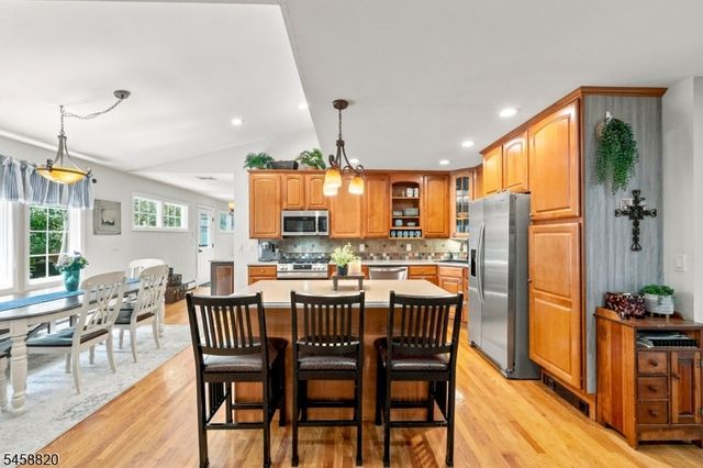 172 Rafkind Rd, Bloomingdale Boro, NJ 07403