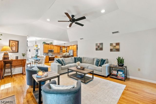 172 Rafkind Rd, Bloomingdale Boro, NJ 07403