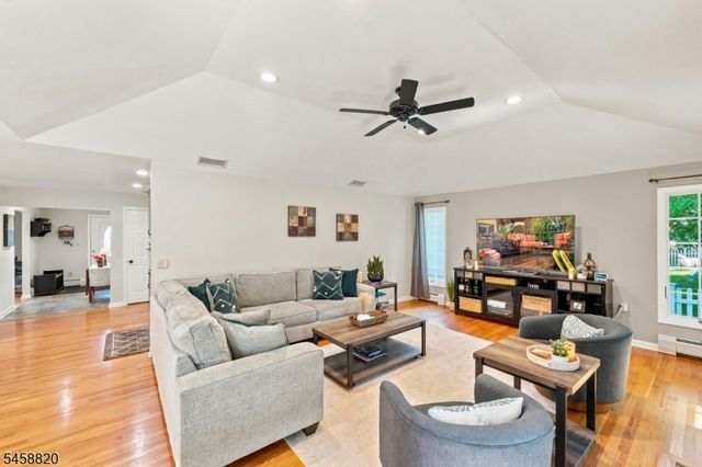 172 Rafkind Rd, Bloomingdale Boro, NJ 07403