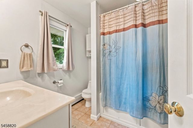 172 Rafkind Rd, Bloomingdale Boro, NJ 07403