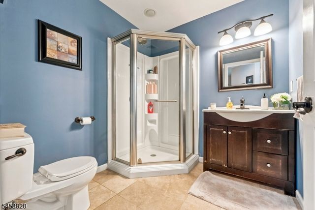 172 Rafkind Rd, Bloomingdale Boro, NJ 07403