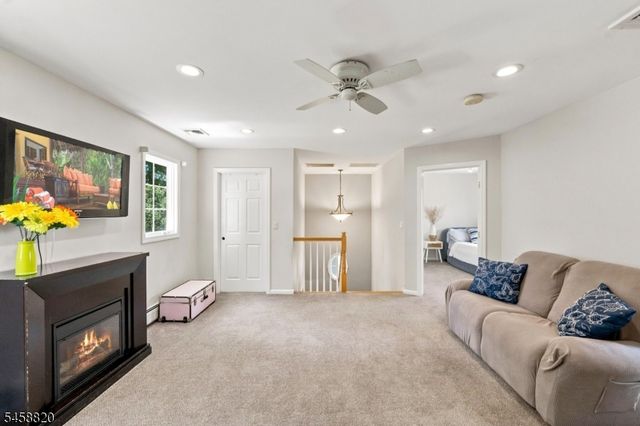 172 Rafkind Rd, Bloomingdale Boro, NJ 07403