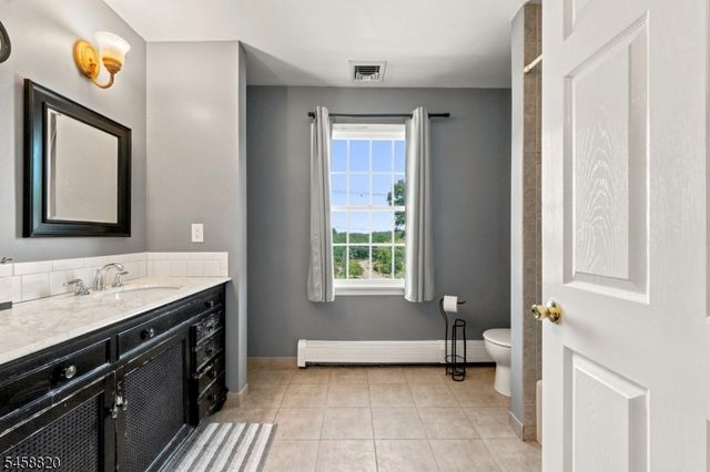 172 Rafkind Rd, Bloomingdale Boro, NJ 07403