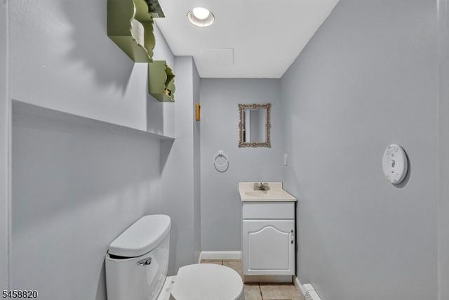 172 Rafkind Rd, Bloomingdale Boro, NJ 07403