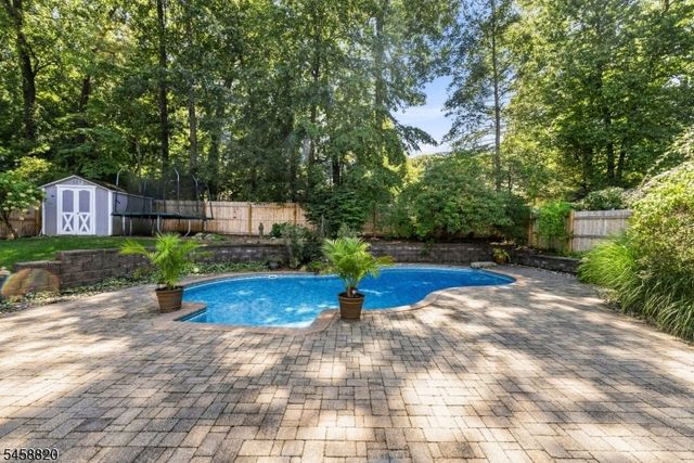 172 Rafkind Rd, Bloomingdale Boro, NJ 07403