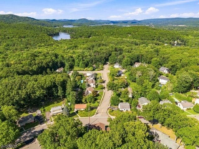 172 Rafkind Rd, Bloomingdale Boro, NJ 07403