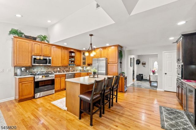 172 Rafkind Rd, Bloomingdale Boro, NJ 07403
