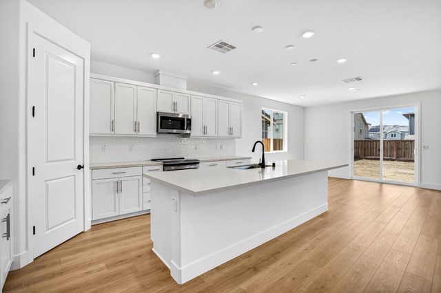 190 Golden Gate Lane, Vacaville, CA 95687