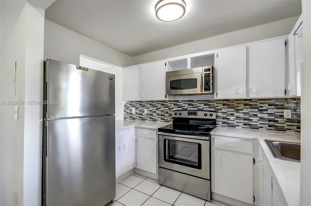 3021 W 76th St C-203, Hialeah, FL 33018