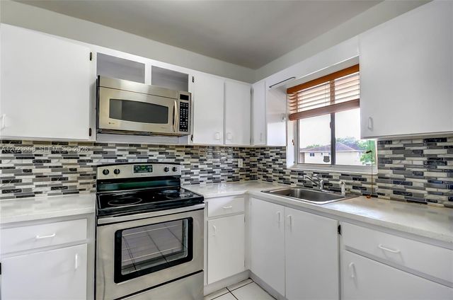 3021 W 76th St C-203, Hialeah, FL 33018