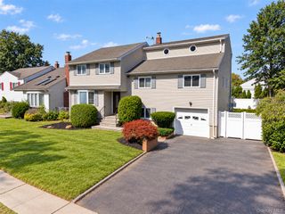11 Lincrest Street, Syosset, NY 11791