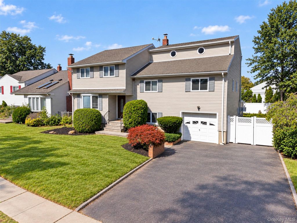 11 Lincrest Street, Syosset, NY 11791