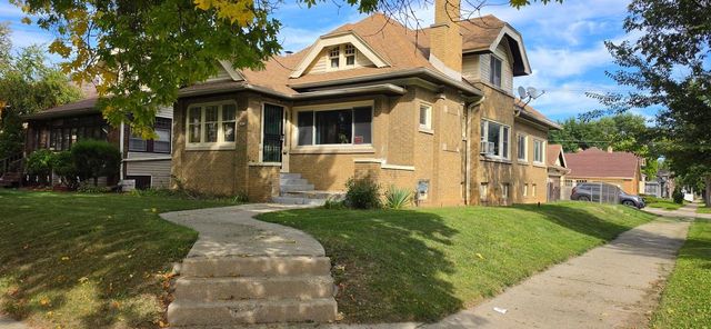 2402 N 48th STREET, Milwaukee, WI 53210