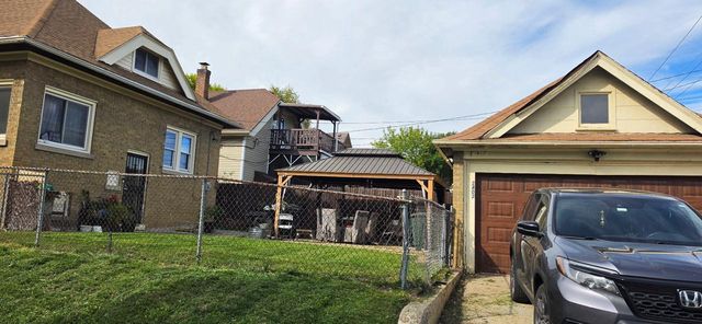 2402 N 48th STREET, Milwaukee, WI 53210
