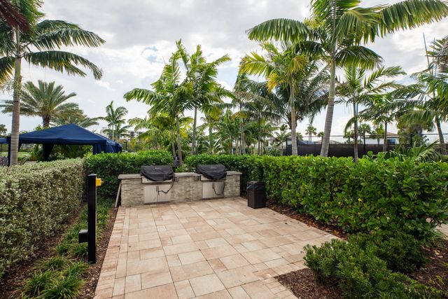 4601 E Pinehurst Trl Trail E, Oakland Park, FL 33309