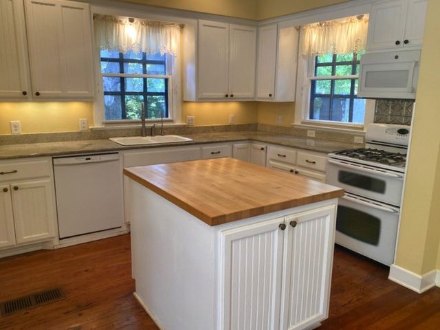 705 W Main St, Kerrville, TX 78028