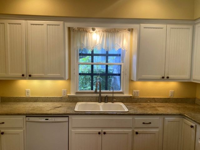 705 W Main St, Kerrville, TX 78028