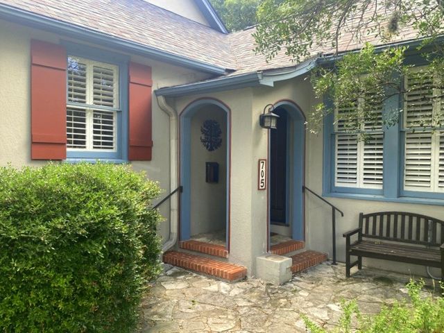 705 W Main St, Kerrville, TX 78028