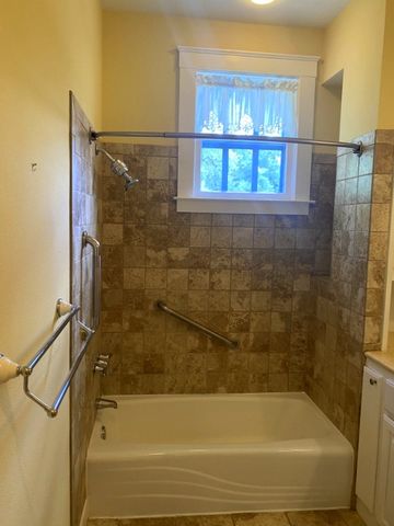 705 W Main St, Kerrville, TX 78028