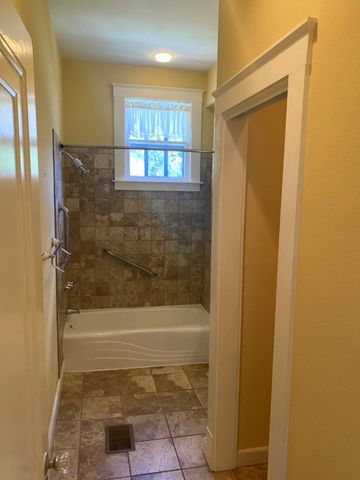705 W Main St, Kerrville, TX 78028