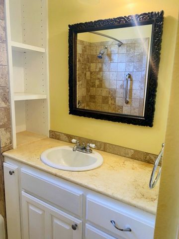 705 W Main St, Kerrville, TX 78028