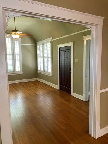 705 W Main St, Kerrville, TX 78028