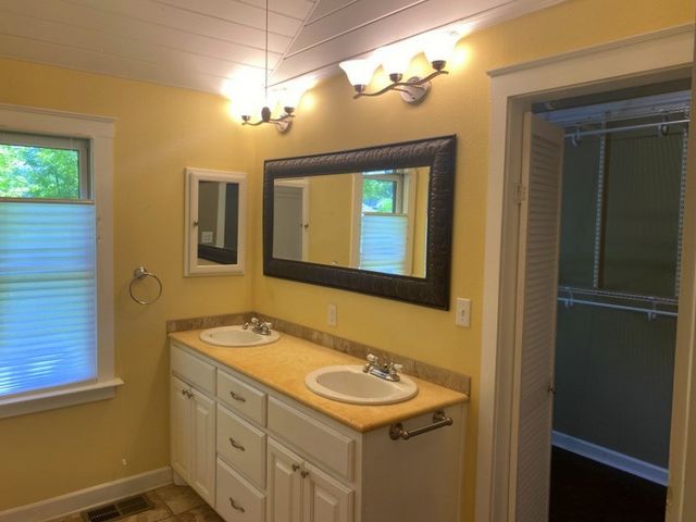 705 W Main St, Kerrville, TX 78028