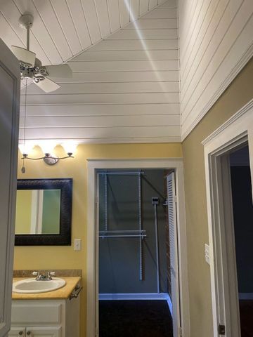705 W Main St, Kerrville, TX 78028