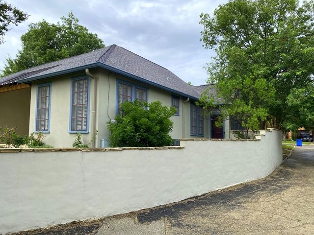 705 W Main St, Kerrville, TX 78028