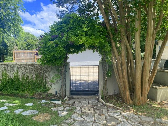 705 W Main St, Kerrville, TX 78028